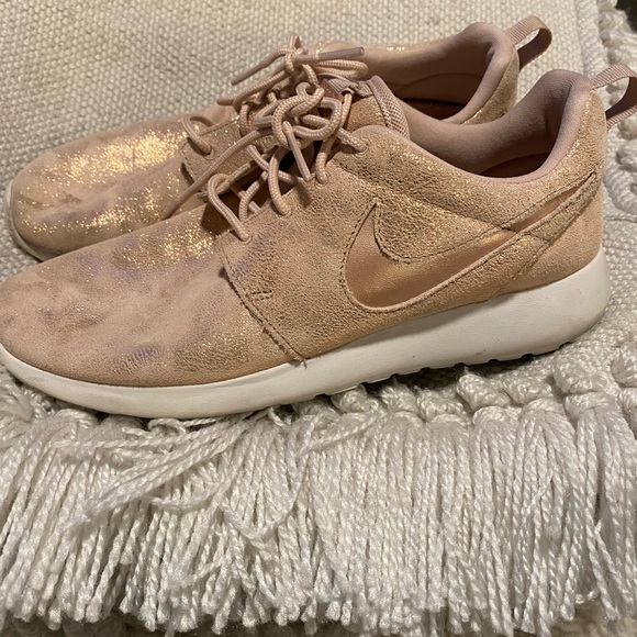 Nike Roshe One Premium Metallic Red Bronze 833928-900  womens 8 - Picture 1 of 6